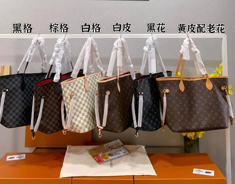LV 

95 dhs🇦🇪🇦🇪

with box

size 45×18×30cm

Zain213
♥️♥️♥️