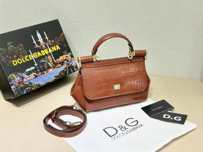 D&G
high quality 

with box 
🎁🎁🎁

105 dhs✅

Zain39
♥️♥️♥️