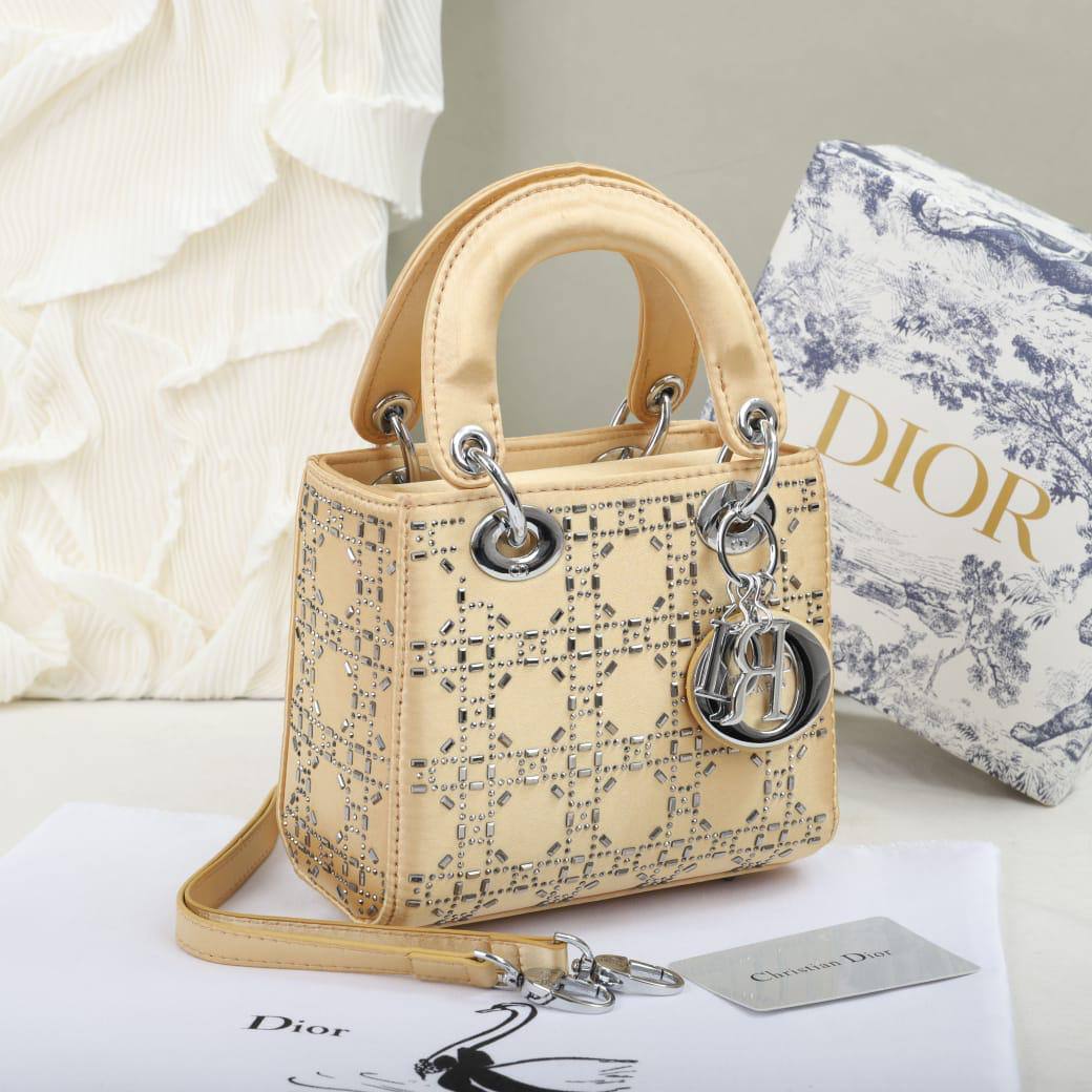 Dior
120 dhs✅
with box
size 17cm

Zain26
♥️♥️♥️