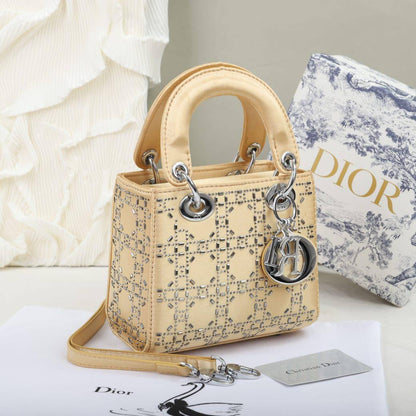 Dior
120 dhs✅
with box
size 17cm

Zain26
♥️♥️♥️