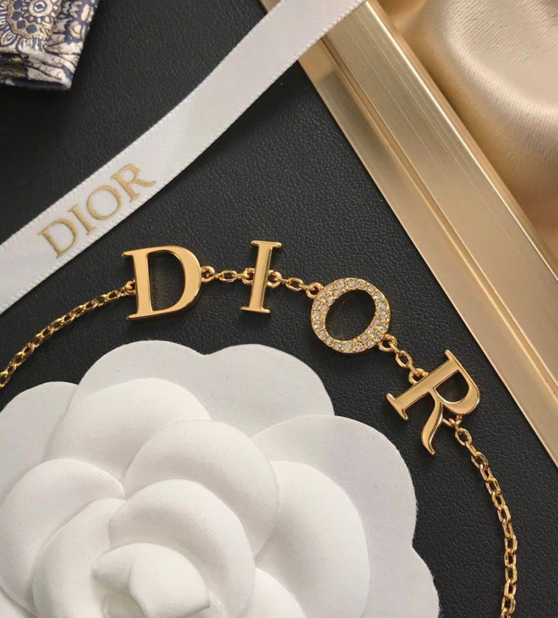 Dior 
Bracelet 💥
Master quality 💯
With normal boxes 📦 
55 dhs🇦🇪🇦🇪

With master box 🗃️ 
75 dhs🇦🇪🇦🇪

Zain216
♥️♥️♥️