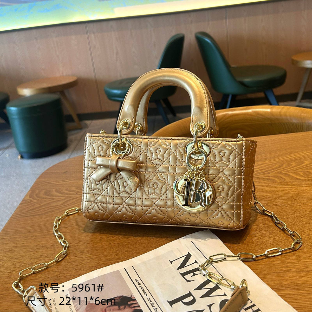 DIOR
best quality 
with box

 125 dhs🇦🇪🇦🇪  

size22CM

Zain290
♥️♥️♥️