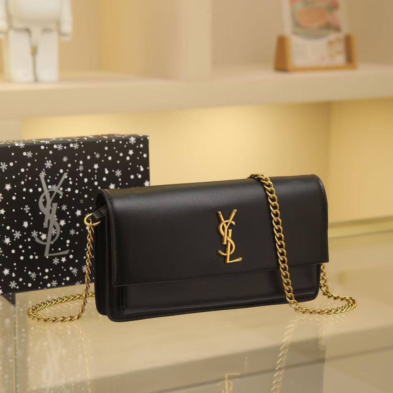 🌼 YSL Sunset
1️⃣ First quality ＋🎁
Size : 22 * 14 * 6 cm
85 dhs❣️
with box🎁

Zain115
♥️♥️♥️