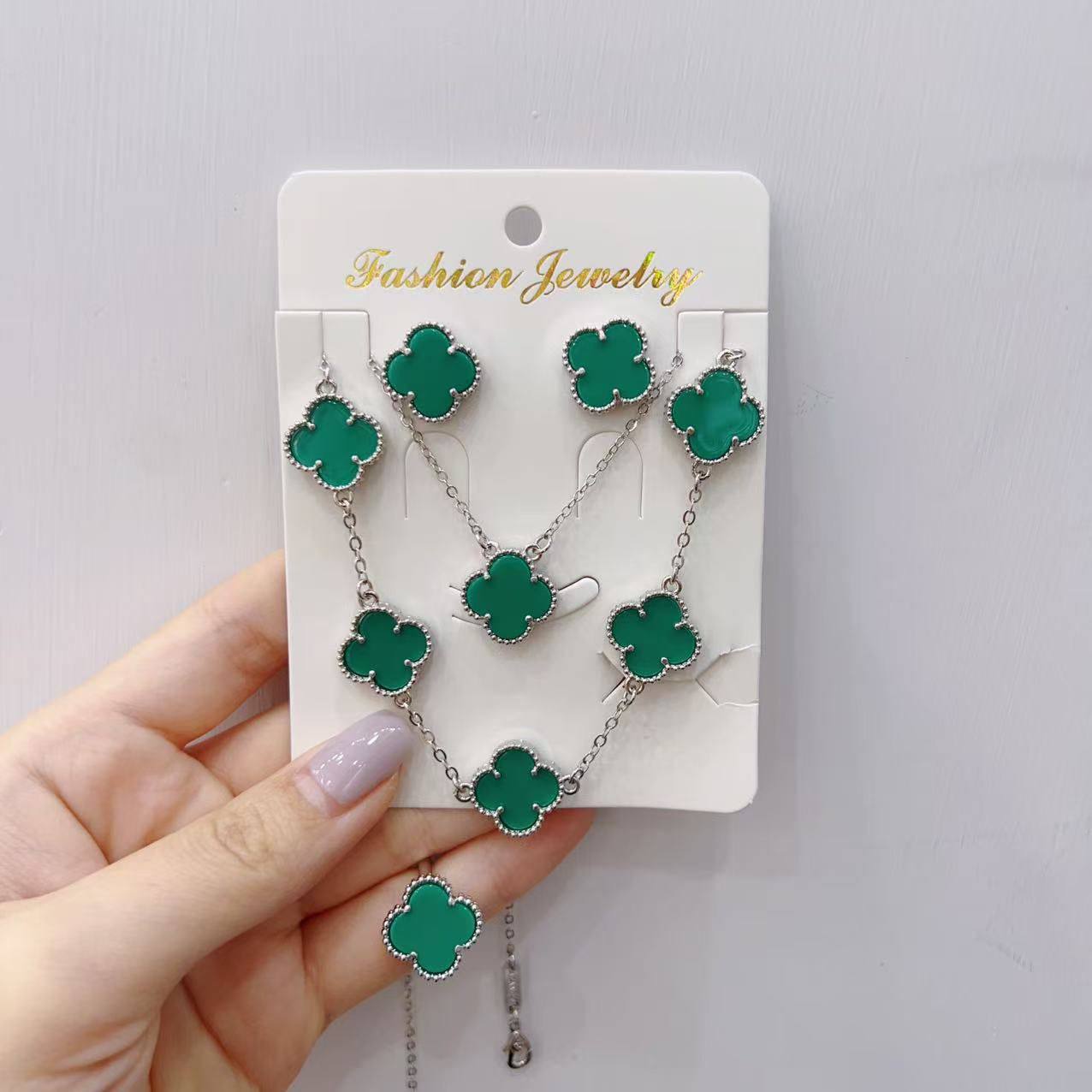 VCA SET ❤️‍🔥*
Necklace ✨
Earring 🍁
Bracelet 🦋
Ring free size 💍
Master quality 💯
With normal boxes 📦 
50 dhs❣️
With master box 🗃️ 
75 dhs❣️

Zain216
♥️♥️♥️