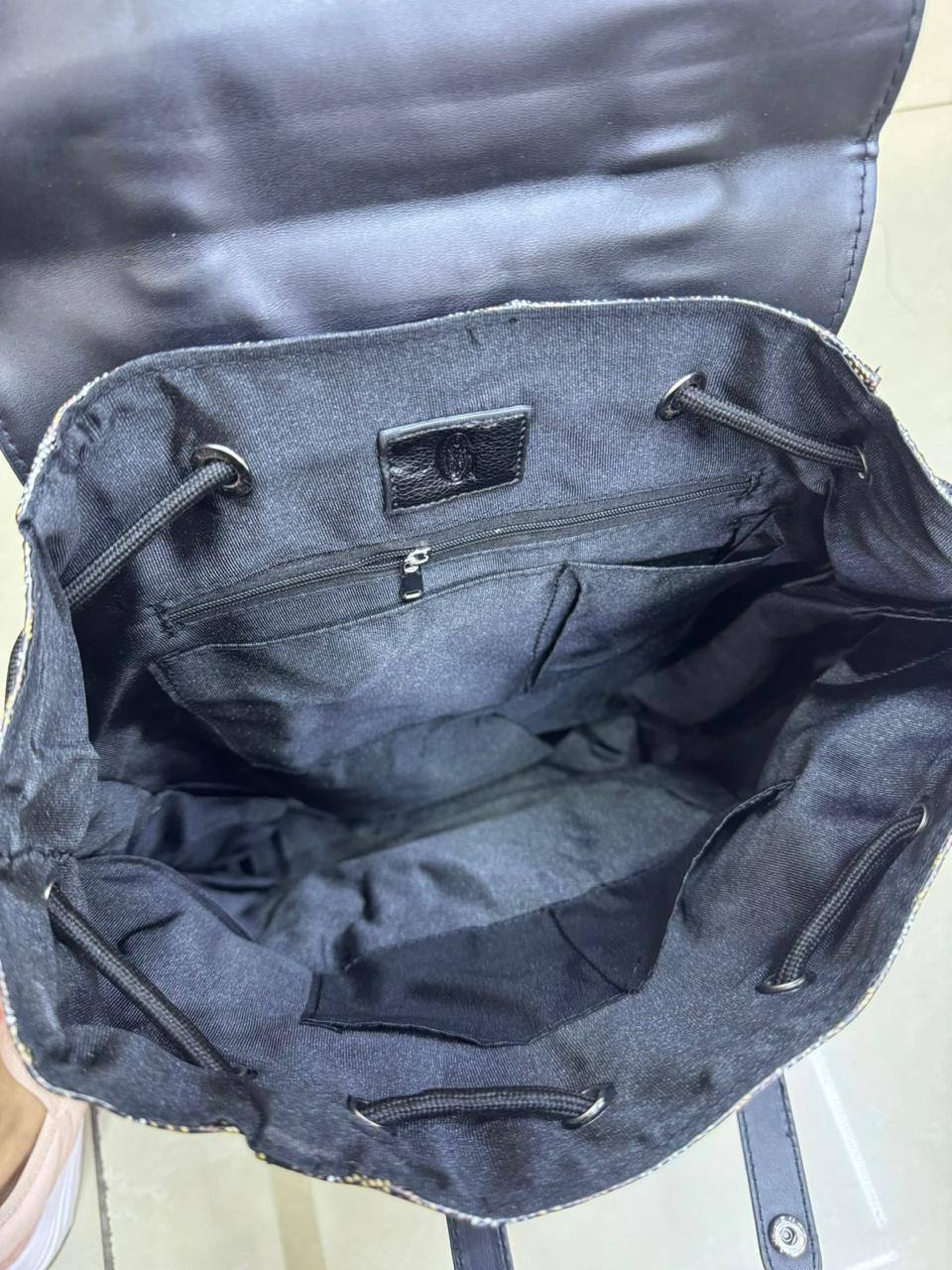 Goyar / LV backpack 

 First quality 

Size : 42 * 32 * 13 cm
100 dhs🇦🇪🇦🇪

Zain115
♥️♥️♥️