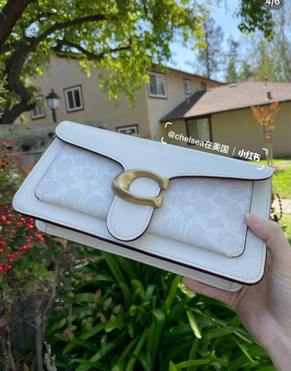 Coach
good quality, 

comes with box, 
🎁🎁🎁

size...25 *15 cm 

95 dhs💓

Zain12
♥️♥️♥️