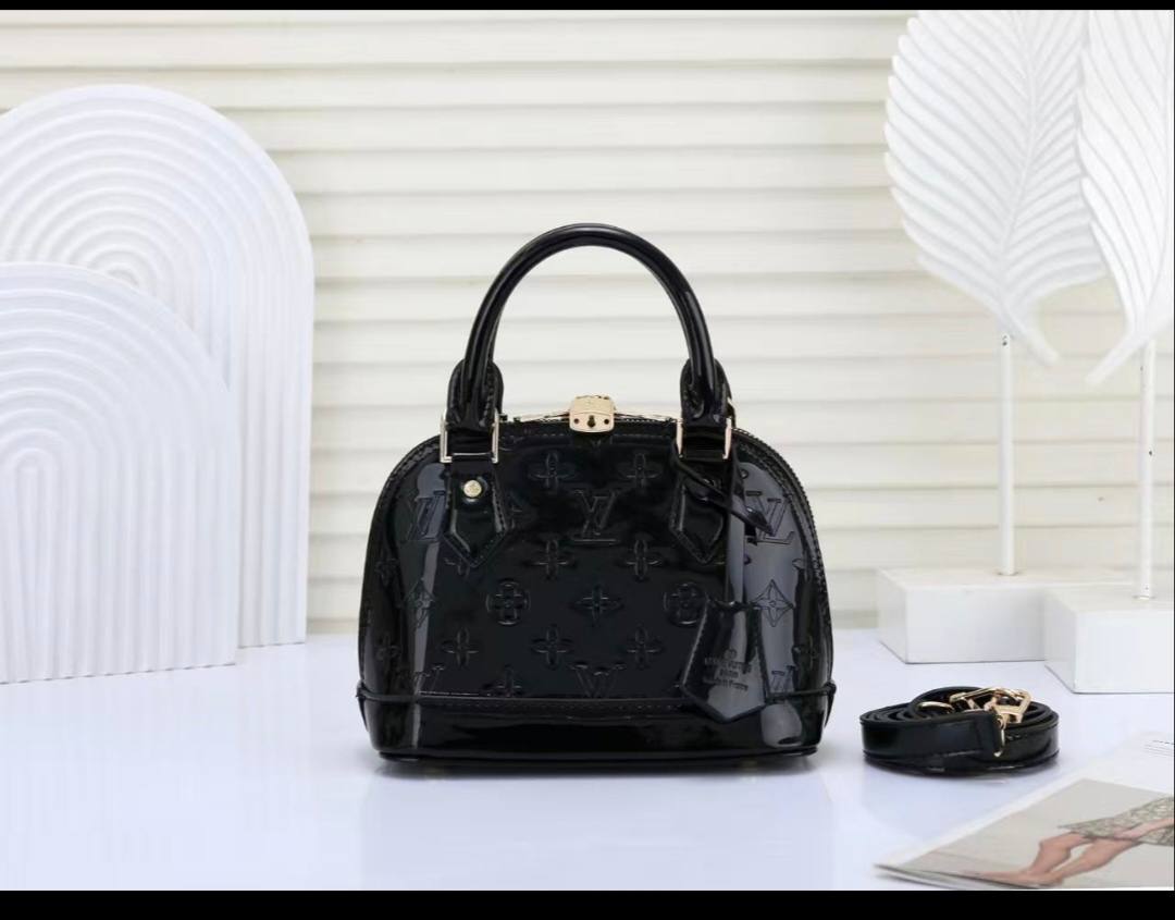 LV
withbox 
100 dhs🇦🇪🇦🇪

Zain143
♥️♥️♥️