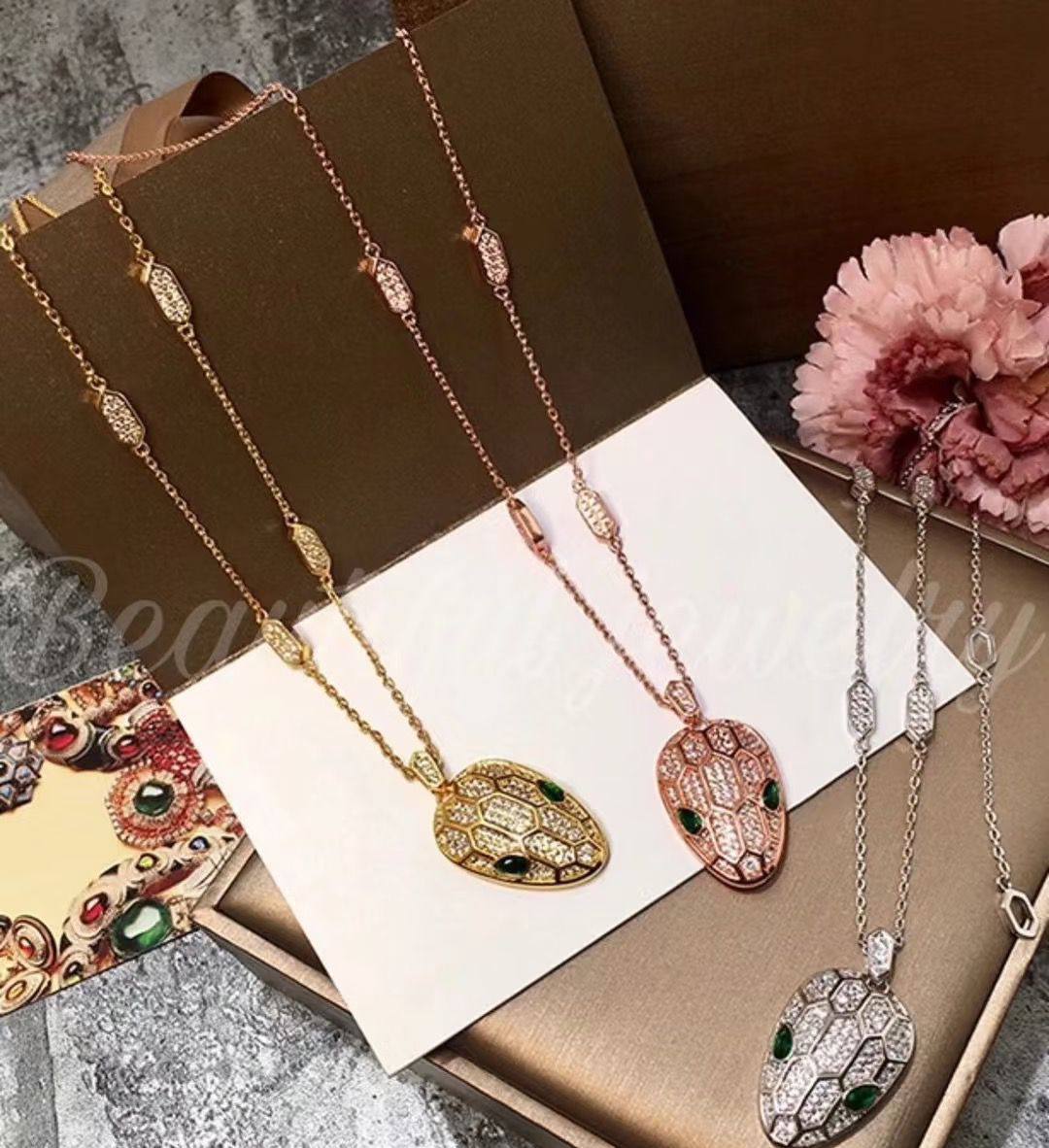 BVLGARI ❤️‍🔥*
Necklace 🦋
Earring ✨
Master quality 💯
With normal boxes 🗃️ 
120 dhs✅
With master box 📦 
160 dhs✅

Zain216
♥️♥️♥️