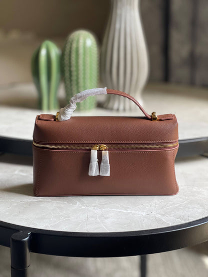 Loro piana ✨
Size:23Cm 💥
Available original box 📦 
With full packing 🎀🎀
Super high quality 💥💥

For Price 👇 WhatsApp✅
0568585901 
0507557372
0552275751 Owner Zain 👌

Zain283
♥️♥️♥️