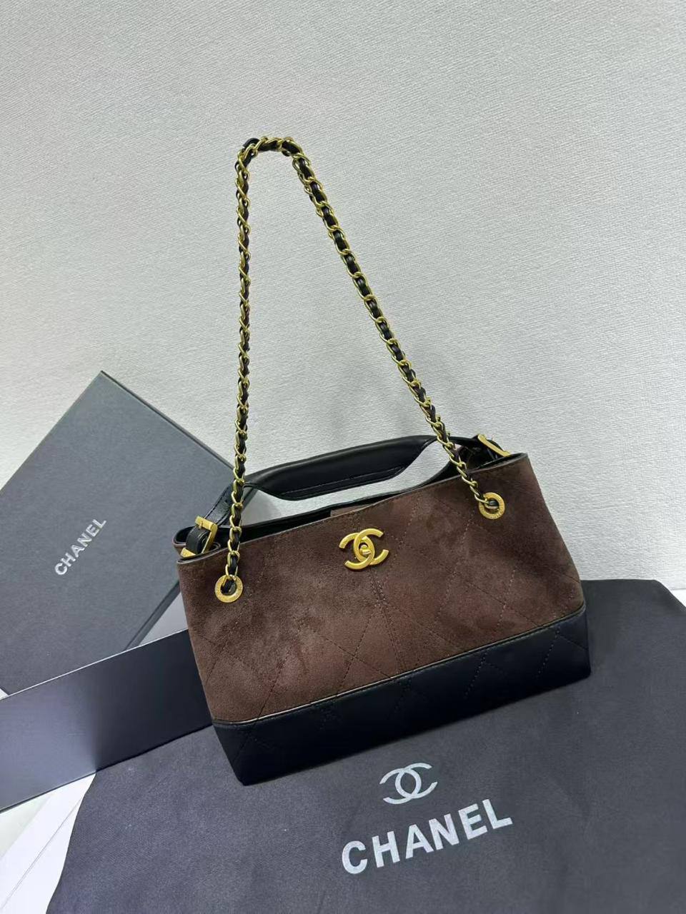 Chanel 
Size : 30 * 20 * 12 cm
105 dhs🪙
with box🎁

Zain115
♥️♥️♥️