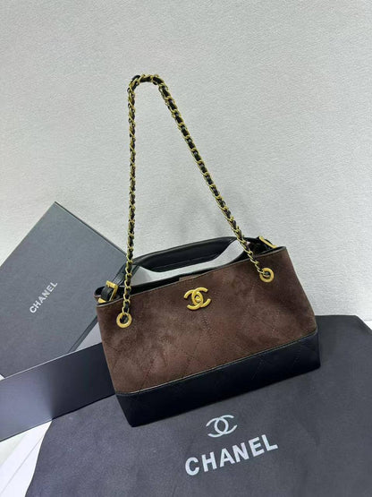 Chanel 
Size : 30 * 20 * 12 cm
105 dhs🪙
with box🎁

Zain115
♥️♥️♥️