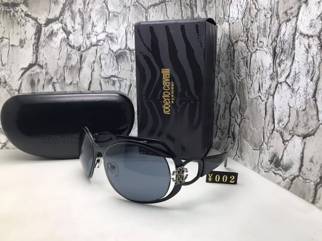 Ladies sunglasses 
70 dhs✅

Zain126
♥️♥️♥️