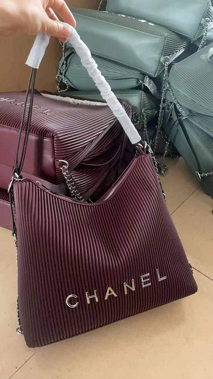 Chanel ✨*
High quality 💯
Size 36cm
110 dhs✅

Zain70
♥️♥️♥️