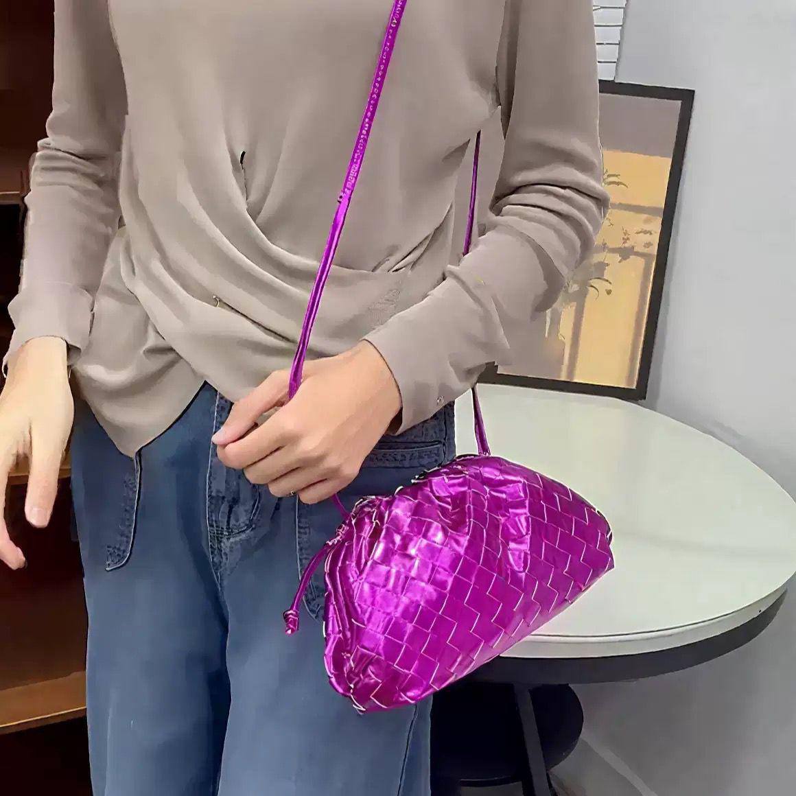 BOTTEGA NEW CAME GOOD QUALITY WITH BOX 
100 dhs🇦🇪🇦🇪

Zain295
♥️♥️♥️