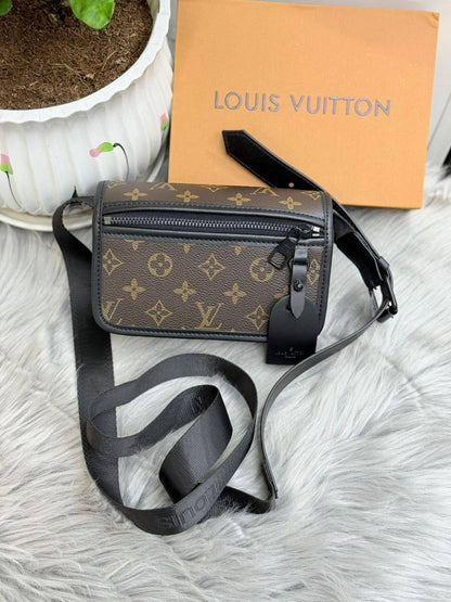 LV
SIZE  ………17CM 🥰
85 dhs❣️

with BOX🌷
🎁🎁🎁

Zain51
♥️♥️♥️