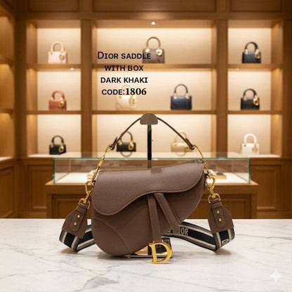 ᴄʀɪsᴛɪᴀɴ Dior sᴀᴅᴅʟᴇ ғʟᴀᴘ ʙᴀɢ
ᴛᴏᴘ ʜᴀɴᴅʟᴇ ɢᴏʟᴅ ᴛᴏɴᴇ 
ᴄʀᴏssʙᴏᴅʏ ʙᴀɢ
ᴡɪᴛʜʙᴏx🎁
ʟᴇᴀᴛʜᴇʀ
sɪᴢᴇ:ʜ20*24ᴄᴍ
120 dhs✅

Zain56
♥️♥️♥️