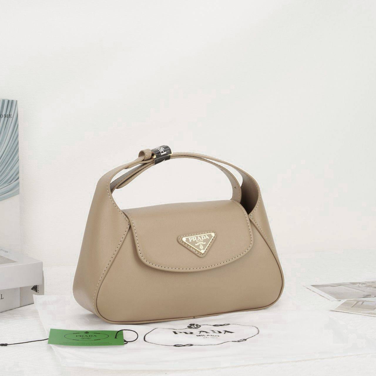 Prada

With box 
🎁🎁🎁

85 dhs❣️

Zain39
♥️♥️♥️
