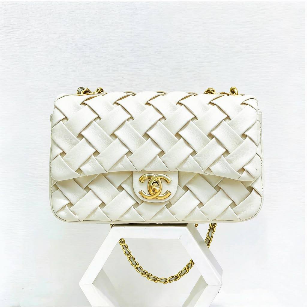 CHANEL COPY ONE NEW CAME WITH BOX 
130 dhs🇦🇪🇦🇪

Zain295
♥️♥️♥️