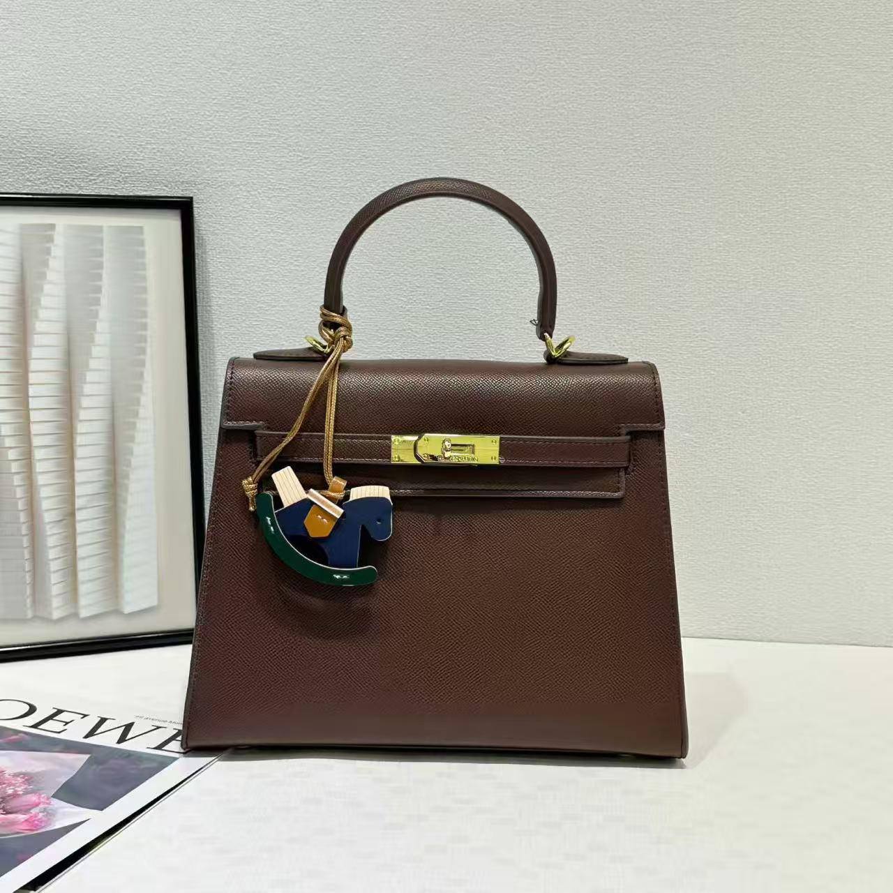 Hermes

with box
🎁🎁🎁

105 dhs💓

Zain143
♥️♥️♥️