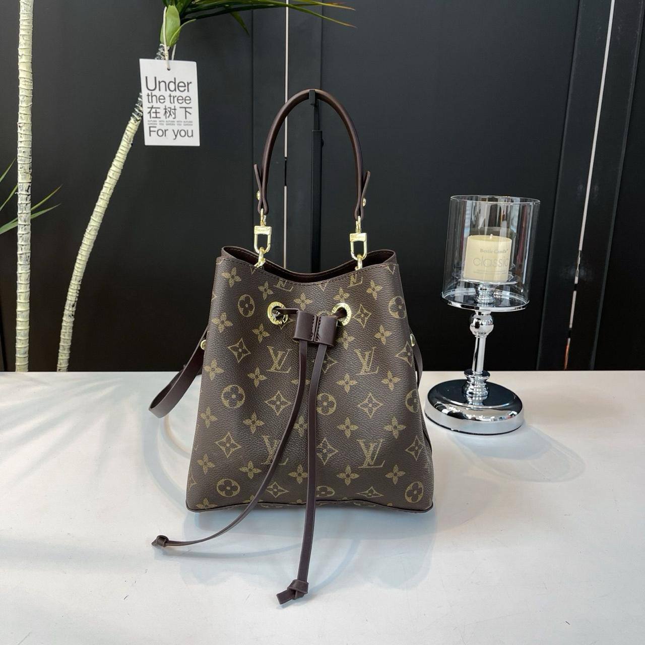 LV
22*22*14cm
75 dhs🇦🇪🇦🇪

Zain17
♥️♥️♥️