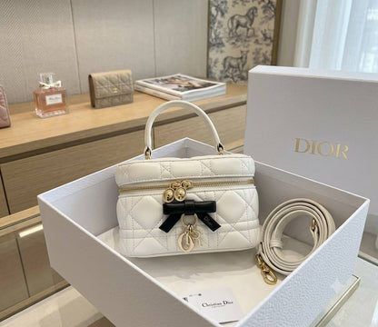 DIOR  
SIZE 18CM
WITH BOX 📦
HIGH QUALITY
110 dhs🇦🇪🇦🇪

Zain331
♥️♥️♥️