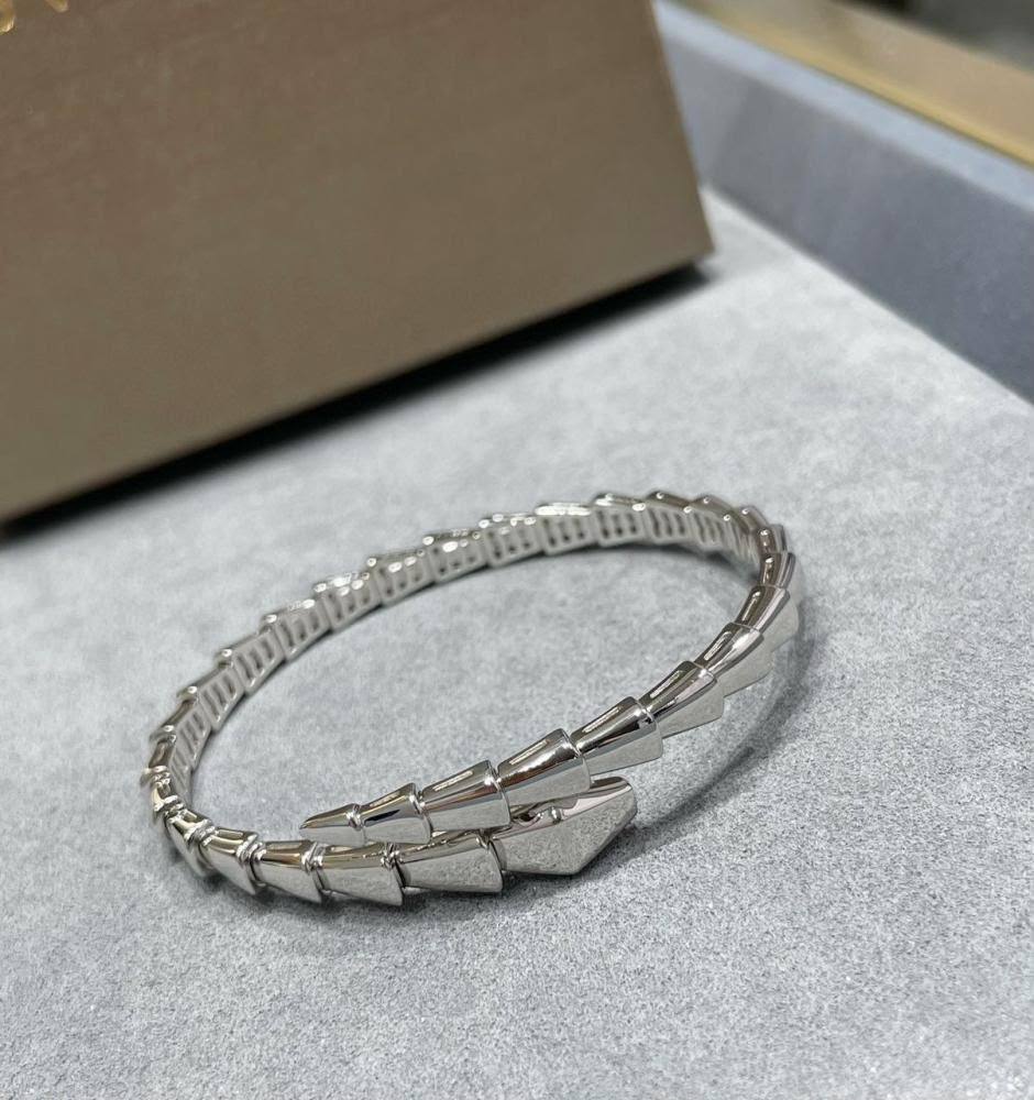 BVLGARI 
Bangle 🦋 
Master quality 💯
With normal boxes 🗃️ 
90 dhs✅

With master box 📦 
140 dhs✅

Zain216
♥️♥️♥️