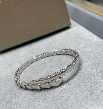 BVLGARI 
Bangle 🦋 
Master quality 💯
With normal boxes 🗃️ 
90 dhs✅

With master box 📦 
140 dhs✅

Zain216
♥️♥️♥️