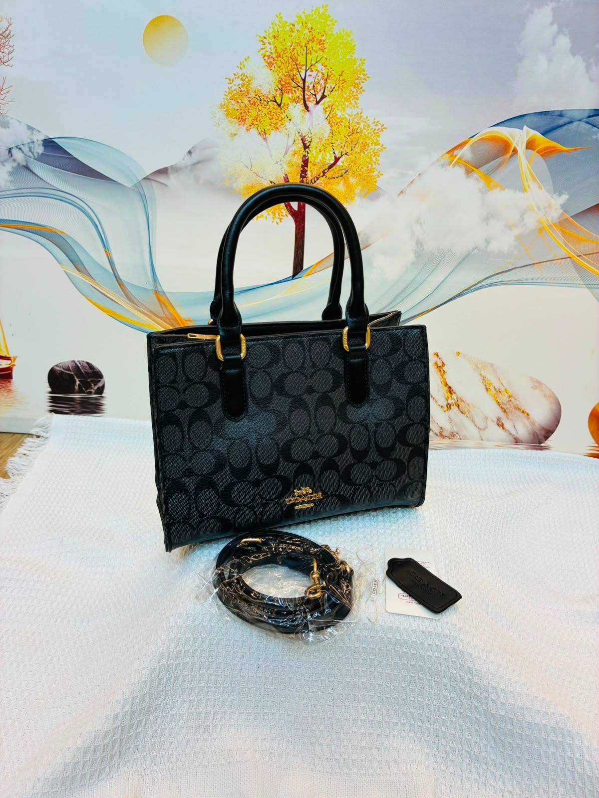 COACH

Best quality 

without box

100 dhs🇦🇪🇦🇪

size 25CM

Zain290
♥️♥️♥️