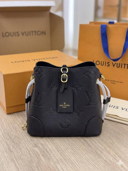 LV 
BEST QUALITY WITH BOXS 
110 dhs✅
SIZE 21 CM

Zain290
♥️♥️♥️