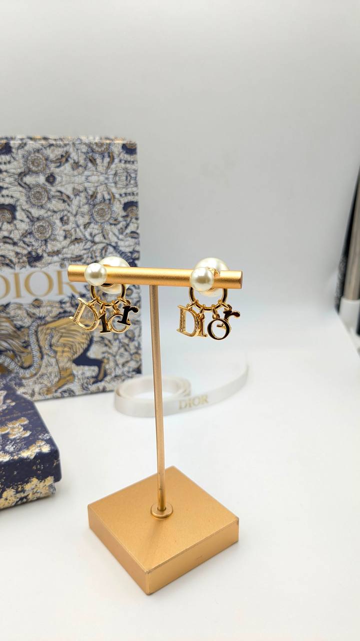 Dior
*Master Quality* 
*Earrings*
80 dhs✅ with Normal Box 🎁
90 dhs✅ with Good Box 🎁

Zain210
♥️♥️♥️