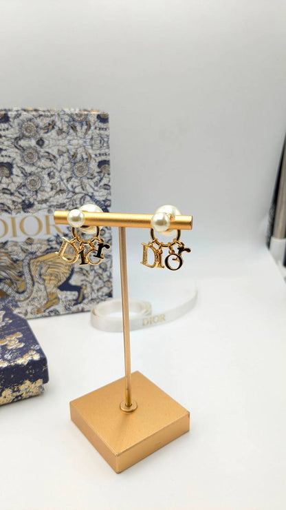 Dior
*Master Quality* 
*Earrings*
80 dhs✅ with Normal Box 🎁
90 dhs✅ with Good Box 🎁

Zain210
♥️♥️♥️