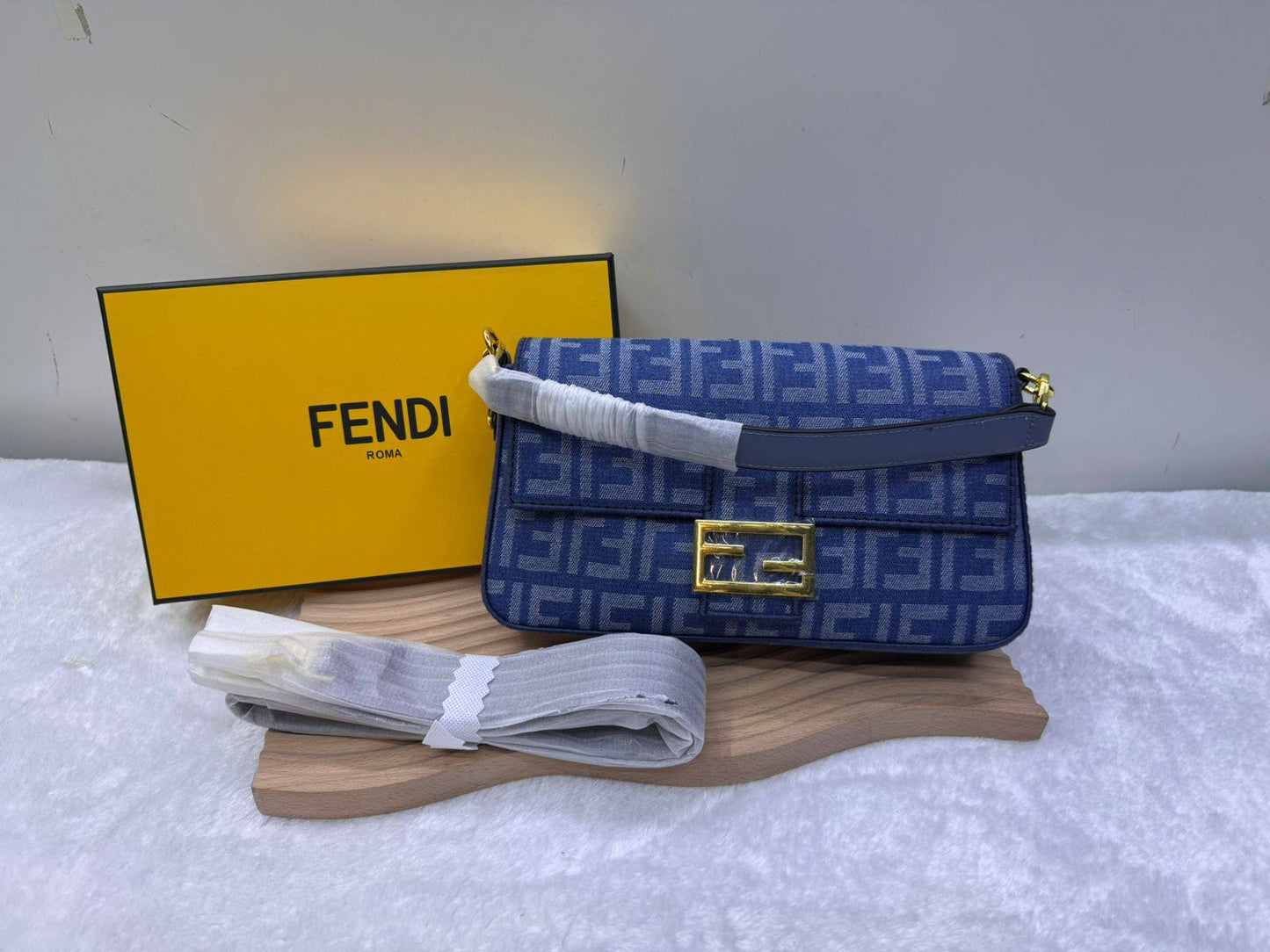 Fendi 

With box 
🎁🎁🎁

size:27cm  
95 dhs🗽

Zain114
♥️♥️♥️