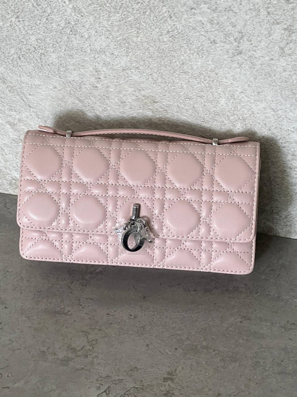 Dior 
𝐌𝐈𝐒𝐒 𝐃𝐈𝐎𝐑 𝐖𝐀𝐋𝐋𝐄𝐓 𝐎𝐍 𝐂𝐇𝐀𝐈𝐍 𝐏𝐀𝐓𝐄𝐍𝐓 𝐋𝐄𝐀𝐓𝐇𝐄𝐑 
850 dhs✅*🛍️👌

ETAG4
♥️♥️♥️