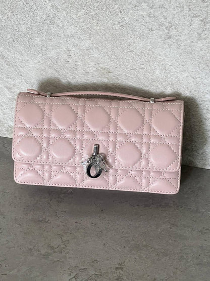 Dior 
𝐌𝐈𝐒𝐒 𝐃𝐈𝐎𝐑 𝐖𝐀𝐋𝐋𝐄𝐓 𝐎𝐍 𝐂𝐇𝐀𝐈𝐍 𝐏𝐀𝐓𝐄𝐍𝐓 𝐋𝐄𝐀𝐓𝐇𝐄𝐑 
850 dhs✅*🛍️👌

ETAG4
♥️♥️♥️
