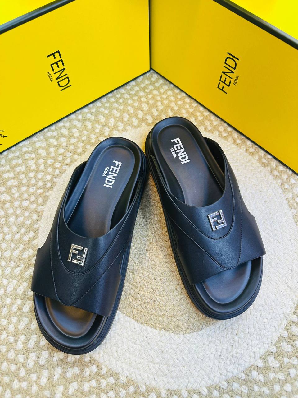 Slippers
High quality 
size 40-46 
200 dhs🪙🌨️

Zain132
♥️♥️♥️