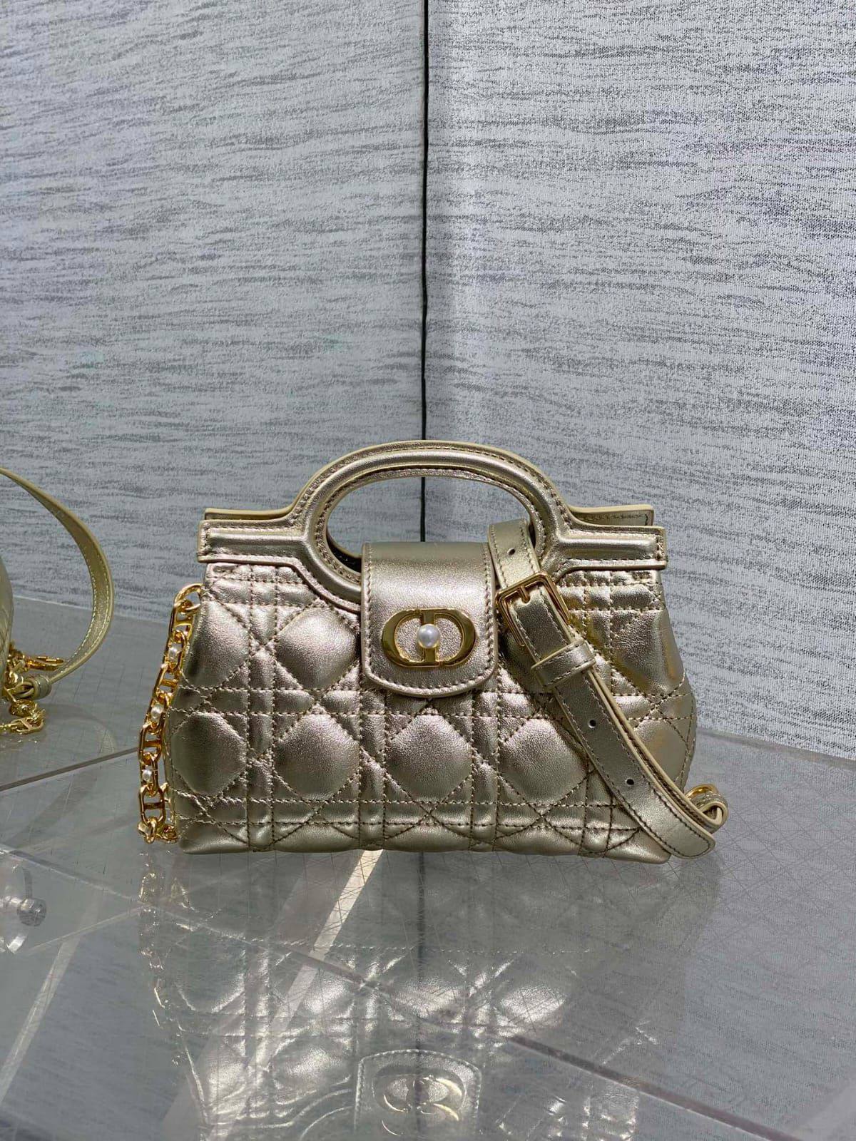 Dior Jolie Top Handle Mini Bag✅*
*Size 18 cm*
*Super Master*
For Price 👇 WTSP Text Zain 0568585901

Zain274
♥️♥️♥️