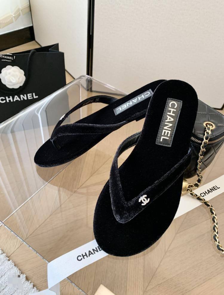 CHANEL
☘️ *SIZE  36  to 41 ☘️                                                                                                       
180 dhs👑

Zain224
♥️♥️♥️