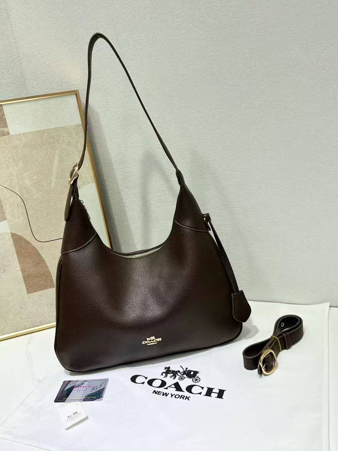COACH

Best quality 
without box

110 dhs🇦🇪🇦🇪

size 35CM
Zain290
♥️♥️♥️