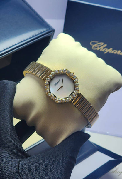 Chopard watch for ladies good quality 
300 dhs🪙🖤

Zain59
♥️♥️♥️