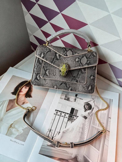 Bvlgari
Best quality with box’s 
120 dhs🇦🇪🇦🇪
Size 20 CM

Zain290
♥️♥️♥️