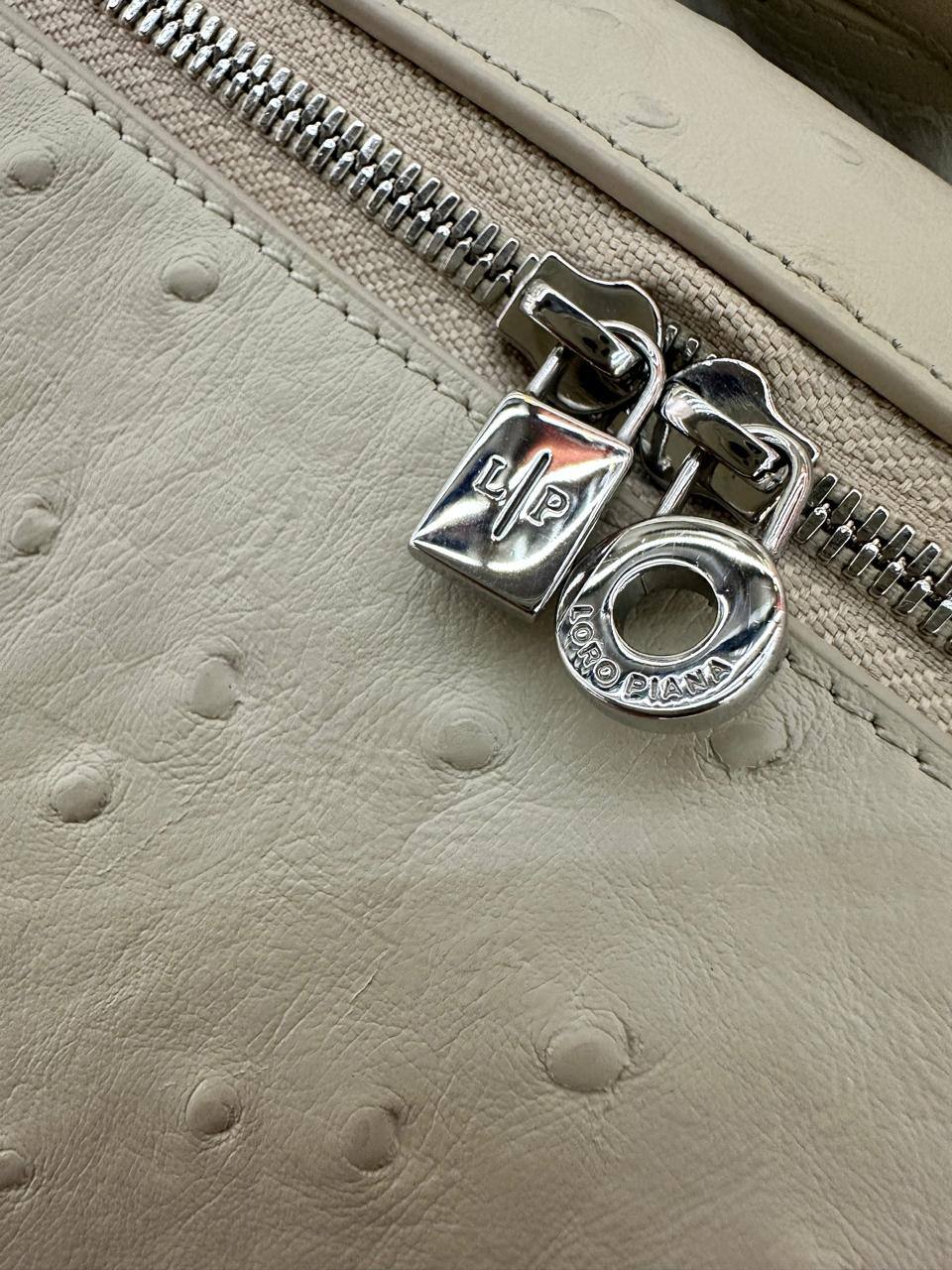 Loro piana

Extra pocket on ostrich leather 

Original quality material💯

For Price 👇 WhatsApp✅
0568585901 
0507557372
0552275751 Owner Zain 👌

Zain71
♥️♥️♥️
