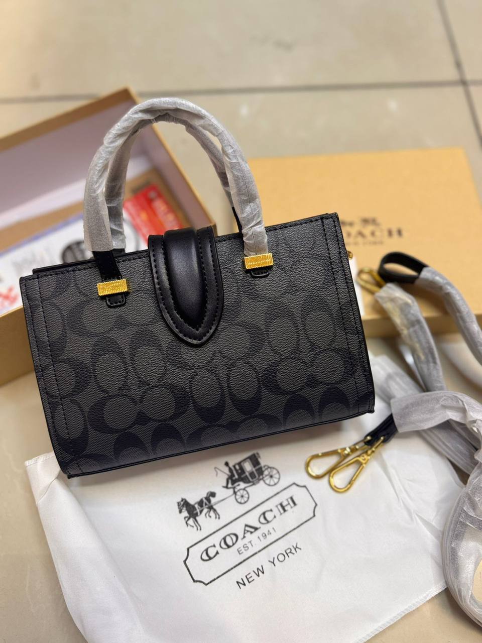 💗 Coach Grace
1️⃣ First quality
Size : 23*14 ~ 25*16.5 cm
80 dhs✅

Zain115
♥️♥️♥️
