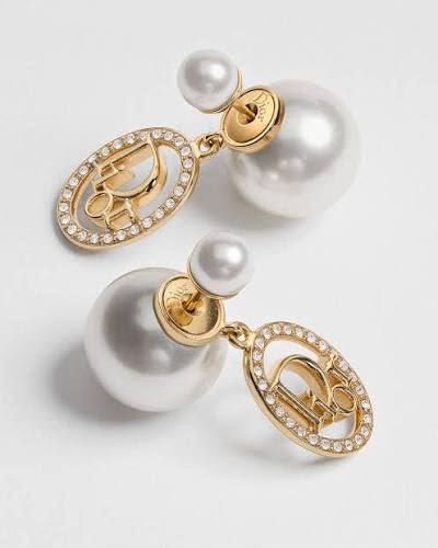Dior Earrings* 🎲
Master quality 

*45* AED normal box 📦

Zain48
♥️♥️♥️
