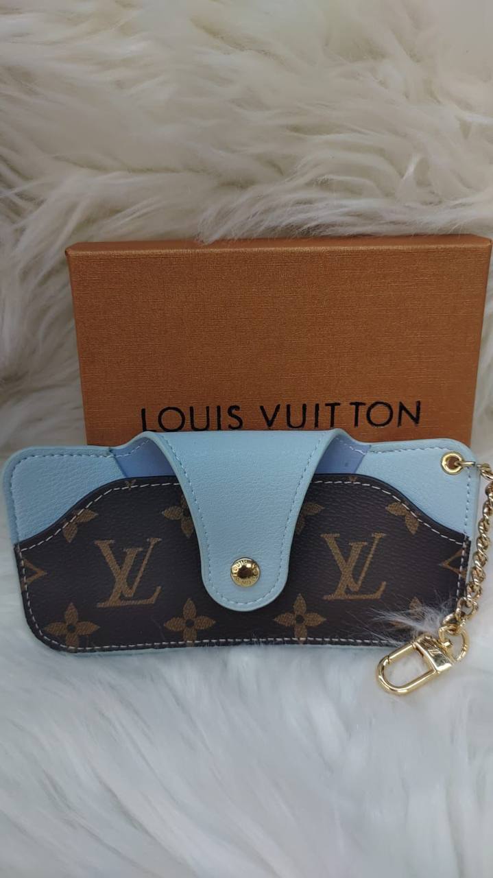 LV key holders & bags charm accessories
All sizes price 
55 dhs✅

Zain88
♥️♥️♥️