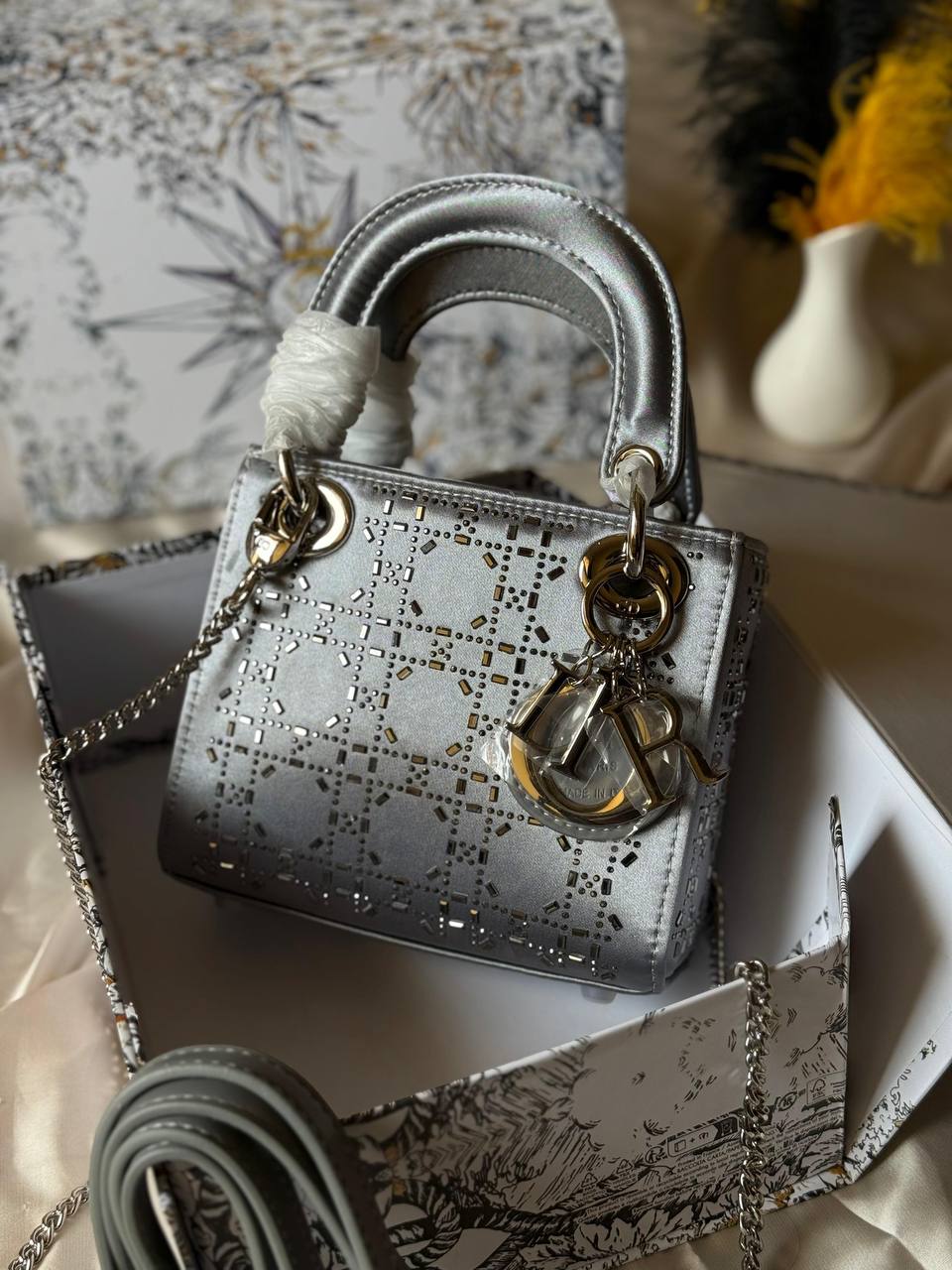 DIOR

17cm
340 dhs🪙🌨️

Top quality 

With box🎁

Zain167
♥️♥️♥️