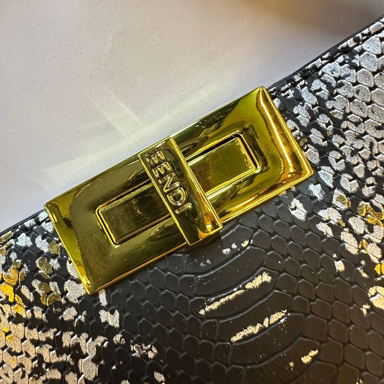 FENDI COPY ONE

 NEW CAME 

WITH BOX 
🎁🎁🎁

180 dhs🪙🌨️

Zain39
♥️♥️♥️