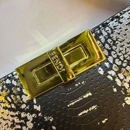 FENDI COPY ONE

 NEW CAME 

WITH BOX 
🎁🎁🎁

180 dhs🪙🌨️

Zain39
♥️♥️♥️