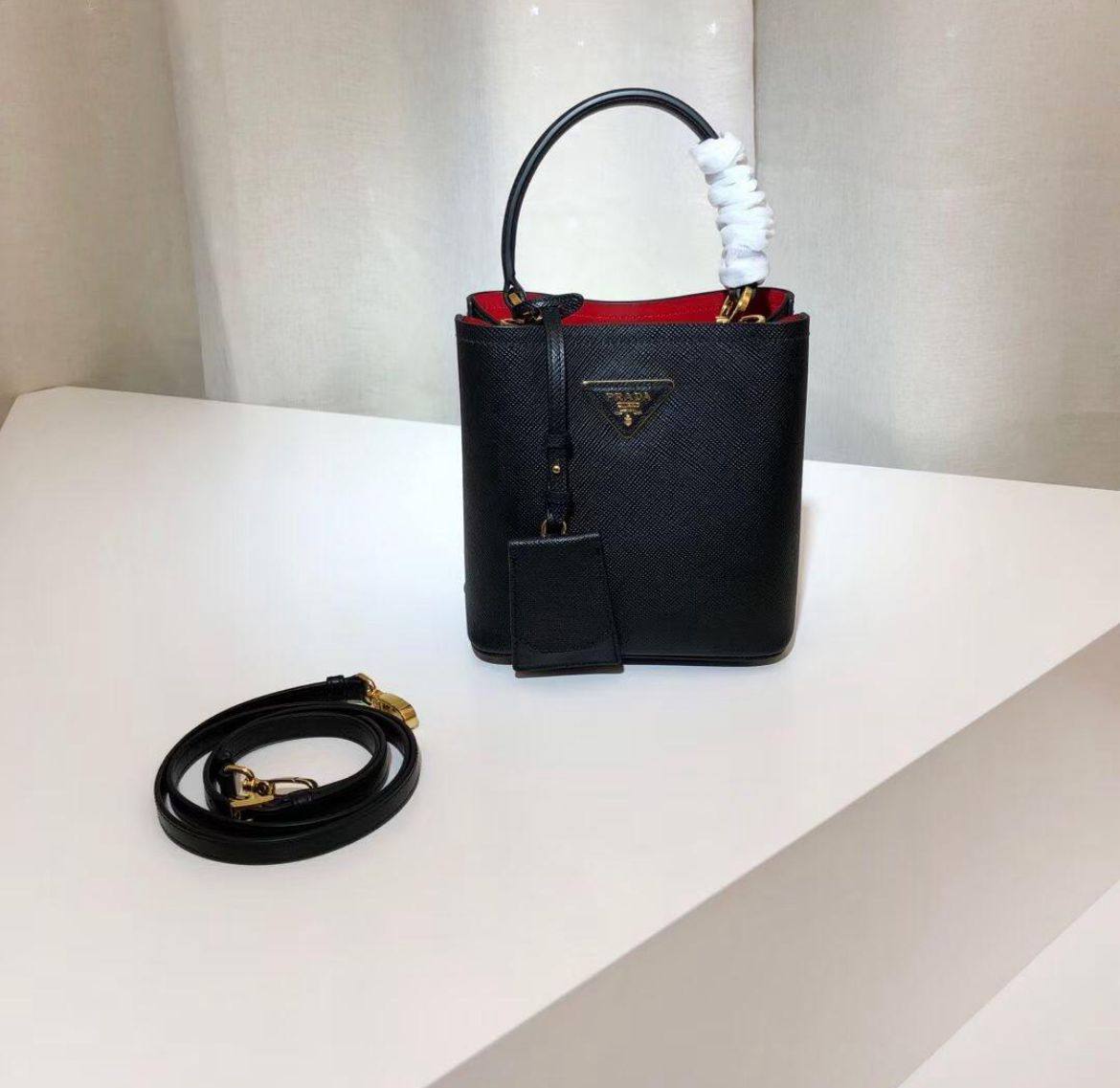 Prada
115 dhs✅

Good-quality 

with box
🎁🎁🎁

Zain35
♥️♥️♥️