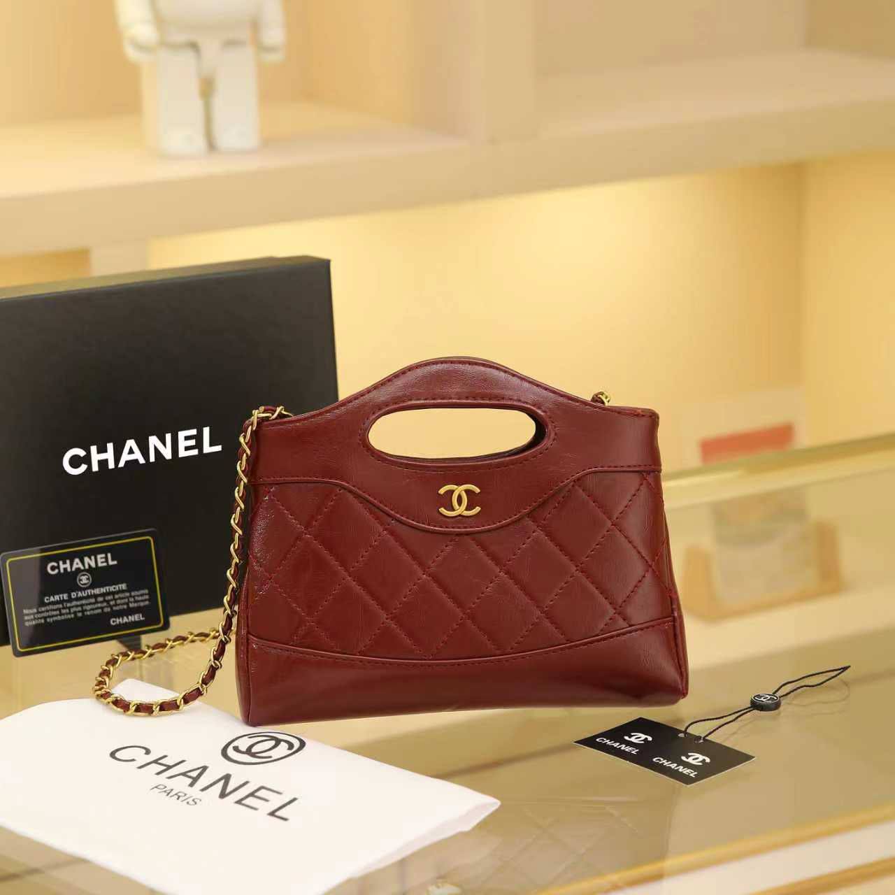 Chanel

90 dhs✅

with box
🎁🎁🎁

size 21×4×19cm

Zain42
Zain213
♥️♥️♥️