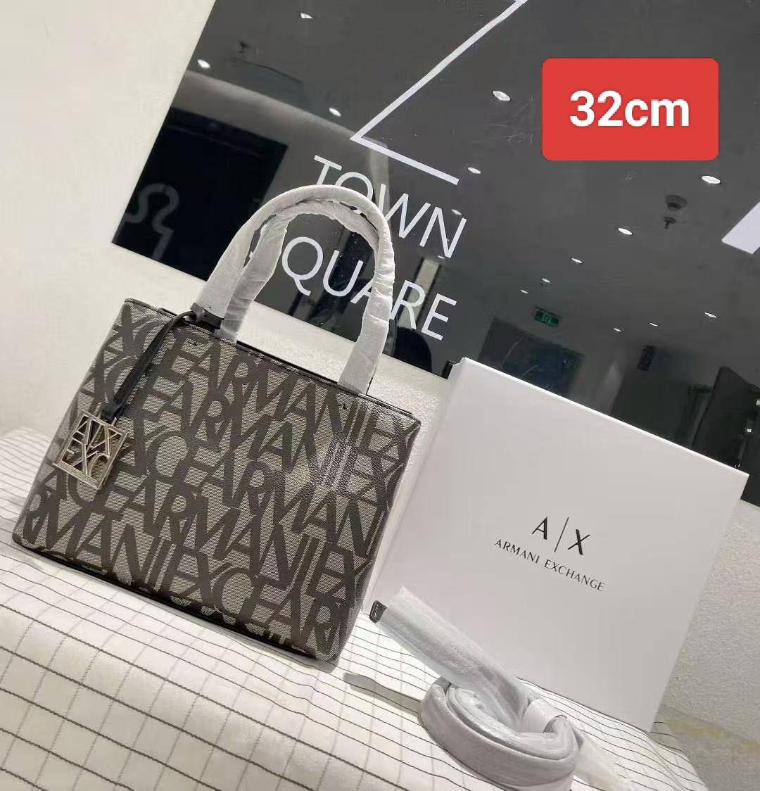 Loewe - Hermes
110 dhs✅
25cm hermes
32cm Armani

Zain26
♥️♥️♥️